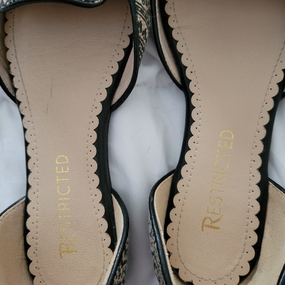 Navy and Tan Restricted flats. Size 6 - Picture 4 of 4